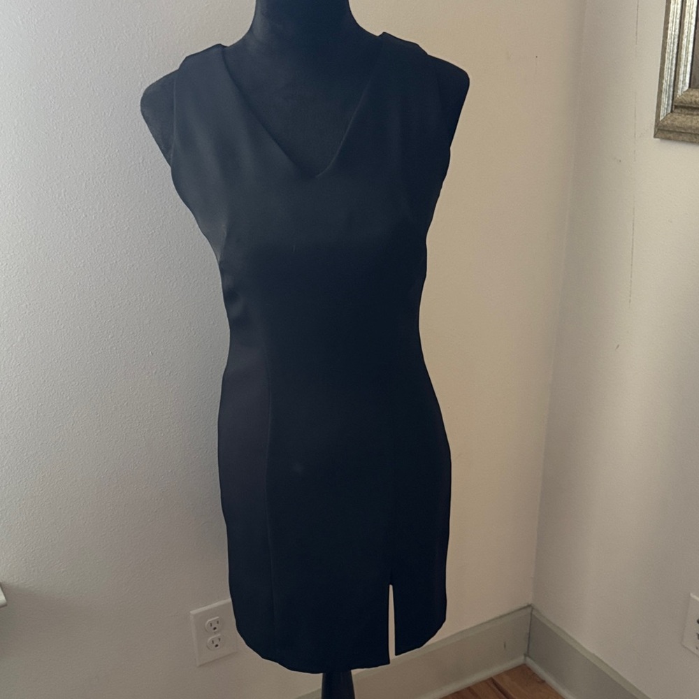 CIGNAL‎ Elegant little Black Sleeveless Dress V neck Sz S smooth silhouette